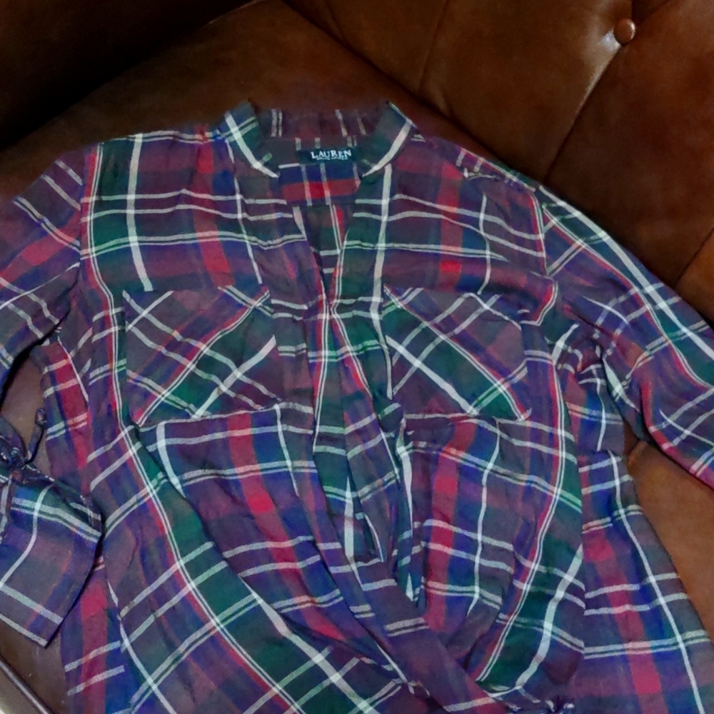 Lauren Ralph Lauren size small. Cute front twist top. Worn once.